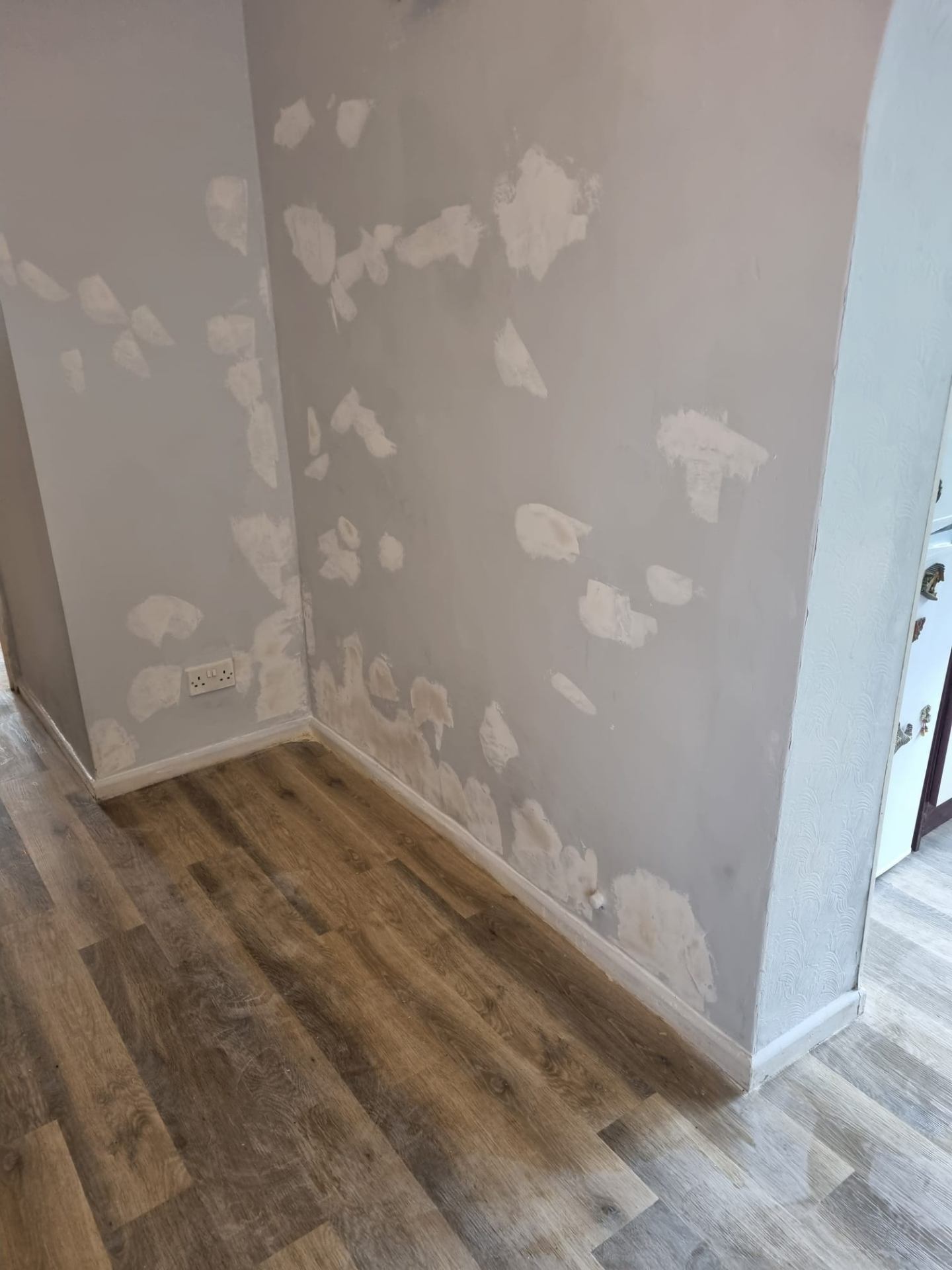 Recent Wallpaper Hanging & Removal project by Berkshire Surrey Painters & Decorators